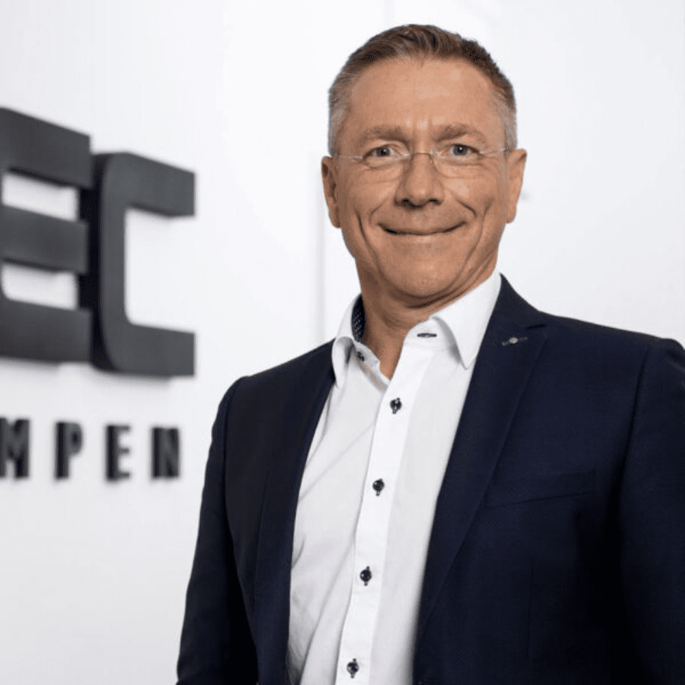 Portrétní fotografie Hannes Jakob, generálního ředitele společnosti M-TEC International.